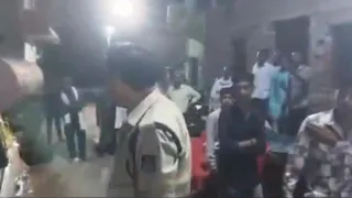 बारातियों का पुलिस से विवाद हो गया (वीडियो ग्रैब)