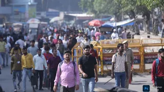 नोएडा फेज 2 स्थित फैक्ट्री में काम करने जाते कामगार। जागरण