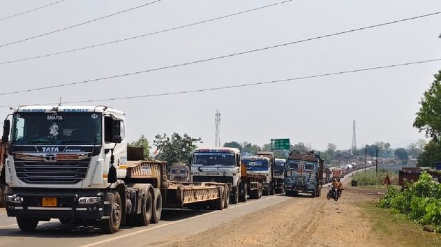 नीमडीह में 30 घंटे से 'महाजाम': पितकी फाटक पर 12 KM तक वाहनों की लंबी कतारें, परीक्षार्थी और स्कूली बच्चे बेहाल
