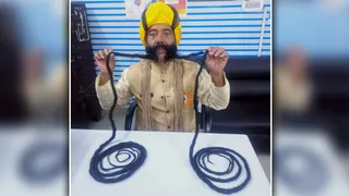 अपनी मूंछें दिखाते राम सिंंह