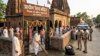 मंदिर में मांस का टुकड़ा फेंकने से ग्रामीणों ने काटा हंगामा। (तस्वीर AI द्वारा जनरेटेड है)