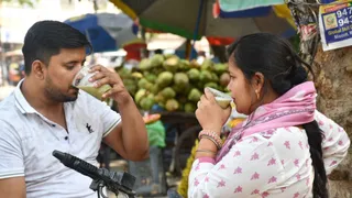 तेज हवा व धूप में गला को तर करने के लिए गन्ने का जूस पीता कपल। फोटो: जागरण