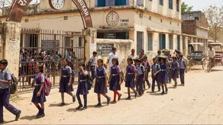 बक्सर में भीषण गर्मी का कहर: 12 बजे के बाद स्कूल बंद, डीएम ने जारी किया आदेश (AI Generated Image)