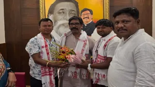 CM Hemant Soren को गुलदस्ता भेंट करते धनबाद के डिप्टी मेयर अरुण चौहान और झामुमो के नगर उपाध्यक्ष हरेन्द्र चौहान।