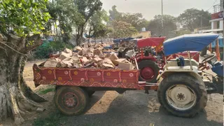 झारखंड के दुमका में विदेशी शराब से भरा ट्रक पलटा, पंजाब से बिहार जा रही थी बड़ी खेप