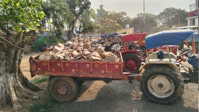 झारखंड के दुमका में विदेशी शराब से भरा ट्रक पलटा, पंजाब से बिहार जा रही थी बड़ी खेप
