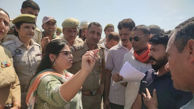जम्मू के बिश्नाह कस्बे में ढांचा गिराने गई JDA टीम और ग्रामीण आमने-सामने, थाना प्रभारी के बीच-बचाव से टला बड़ा बवाल
