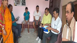 प्रभावित परिवारों के बीच स्वास्थ्य विभाग की टीम और मंत्री इरफान अंसारी (फाइल फोटो)।
