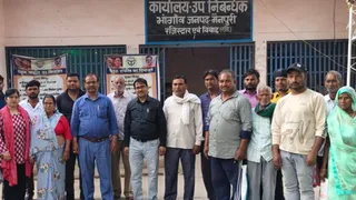 मैनपुरी में दक्षिणी बाईपास निर्माण के लिए जुटे लोग।