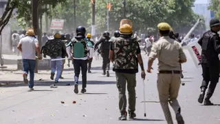 नोएडा फेज-2 में 13 अप्रैल को हुए उपद्रव के दौरान कार्रवाई करती पुलिस टीम। फाइल फोटो