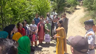 शिमला के संजौली क्षेत्र में छात्रा पर हमले के बाद मौके पर जुटे लोग व पुलिस और प्रशासन।