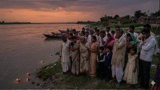 गंडक नदी में डूबने से मां और मामी की मौत; 2 बच्चे लापता (AI Generated Image)