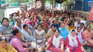 प्रदर्शन करते हुए आंगनवाड़ी वर्कर।