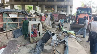 अतिक्रमण को हटाते हुए निगम की टीमें।
