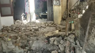 धमाके के बाद घर में फैला मलबा।