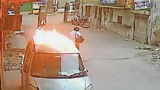 मुखर्जी नगर में गली में खड़ी वैगनआर कार को एक व्यक्ति दिनदहाड़े आग लगाकर फरार हो गया। वीडियो ग्रैब