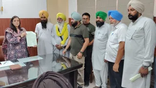 एसडीएम को ज्ञापन सौंपते हुए किसान।