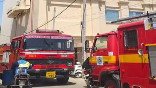 आग को बुझाने के लिए पहुंची फायर ब्रिगेड की गाड़ियां।