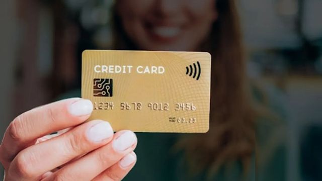 customer had to pay by bank a penalty of more than three lakh for not closing the credit card