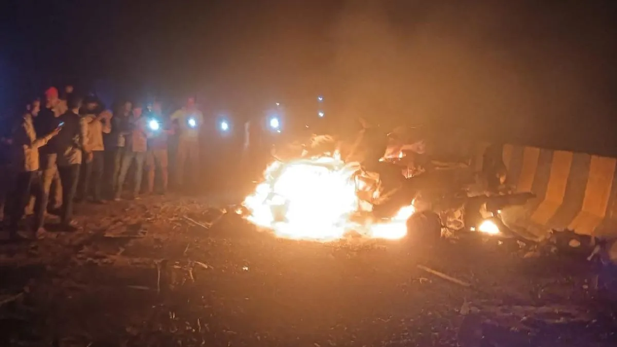 मीरजापुर में ट्रक ने बोलेरो और कार में मारी टक्कर, आग लगने से आठ लोग जिंदा  जले; कुल 11 की मौत - mirzapur truck accident 8 burned alive in bolero fire