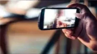 मोबाइल पर बनाया वीडियो (प्रतीकात्मक चित्र)
