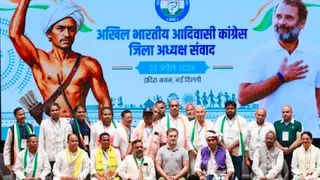 इंदिरा भवन नई दिल्ली में आदिवासी नेताओं संग बैठक करते नेता प्रतिपक्ष राहुल गांधी।
