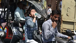 गर्मी से बचाव के लिए पानी पीते राहगीर। जागरण