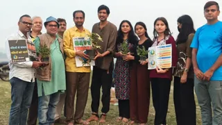 कालिंदी कुंज घाट पर पौधरोपण के लिए लोगों को जागरूक करते राहुल। जागरण