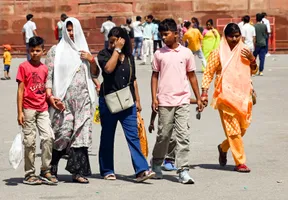 तेज धूप में घूमने निकले लोगों ने खुद को पूरी तरह से किया कवर। एएनआई
