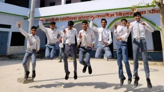रिजल्ट निकलने के बाद खुशी का इजहार करते छात्र