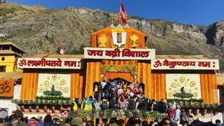 चमोली स्थित विश्व प्रसिद्ध बदरीनाथ धाम को कपाट गुरुवार को खोल दिए गए। पहले दिन 16 हजार से अधिक श्रद्धालुओं ने भगवान बदरी विशाल के दर्शन किए।