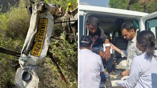 थाना चंबा क्षेत्र के चंबा-कोटी कालोनी मार्ग पर खाई गिरा वाहन। वहीं, हादसे में घायल को अस्पताल ले जाते रेस्क्यू टीम।
