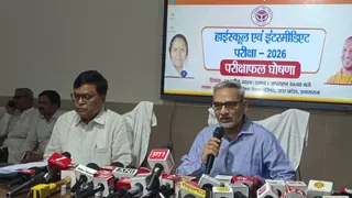 यूपी बोर्ड परीक्षा 2026 का रिजल्ट घोषित करते माध्यमिक शिक्षा परिषद के सभापति डॉॅ महेंद्र देव एवं यूपी बोर्ड के सचिव भगवती सिंह। जागरण