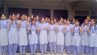रिजल्ट घोषित होने के बाद अपनी खुशी प्रकट करतीं छात्राएं