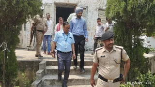 बेतिया राज धरोहरों के संरक्षण को लेकर डीएम सख्त, शीश महल से शिव मंदिर ...