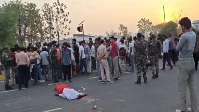 गढ़वा में NH-39 पर मवेशियों से लदे पिकअप ने बुलेट सवार दो दोस्तों को कुचला; 19 मई को थी मनीष की शादी, अब घर से उठी अर्थी