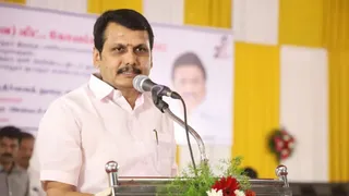 द्रमुक प्रत्याशी सेंथिल बालाजी ने बांटे नोट, अन्नाद्रमुक का विरोध (फोटो- एक्स)