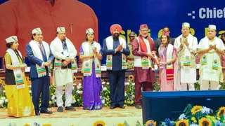 एम्स ऋषिकेश के दीक्षा समारोह में डिग्री प्रदान करते उपराष्ट्रपति सीपी राधाकृष्णन (मध्य), साथ में उत्तराखंड के राज्यपाल लेफ्टिनेंट जनरल गुरमीत सिंह (सेनि)(बाएं से पांचवे), सीएम पुष्कर सिंह धामी(बाएं से आठवें) व अन्य। फोटो सूचना विभाग