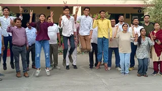 परीक्षा परिणाम को लेकर खुशी जताते छात्र। जागरण