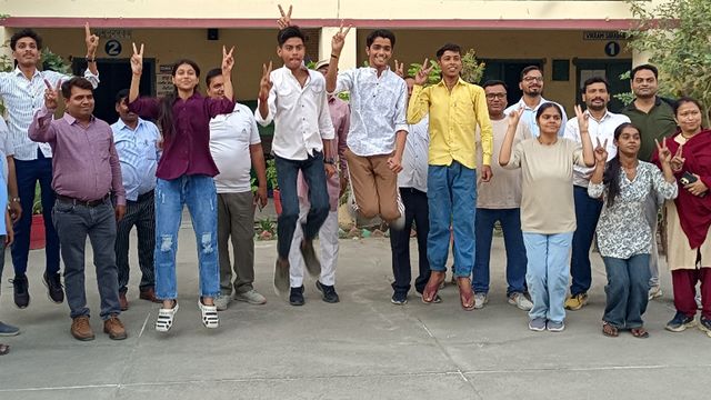 यूपी का 'IAS-PCS वाला स्कूल': इस विद्यालय ने 8 साल से नहीं टूटने दिया टॉपर बनाने का रिकॉर्ड
