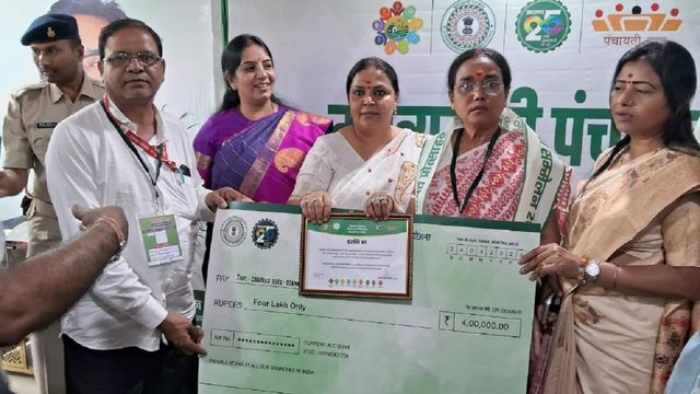 Panchayati Raj Diwas: मुख्यमंत्री ने एग्यारकुंड उत्तर पंचायत की मुखिया काकुली मुखर्जी को किया सम्मानित
