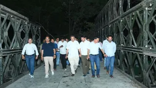 देहरादून-मसूरी मार्ग पर कुठालगेट के पास बने बैली ब्रिज का उद्घाटन करते कैबिनेट मंत्री गणेश जोशी। सूवि