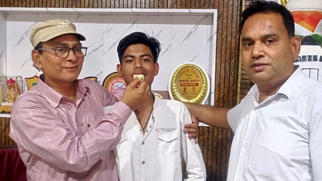 माँ घरों में करती है काम, पिता हैं मजदूर; बेटे ने हाईस्कूल में जिले में Top 5 में स्‍थान बनाकर गाड़ा सफलता का झंडा
