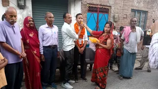 प्रांजल मौर्य को मिठाई खिलाकर खुशी मनाते स्वजन। स्रोत स्वयं