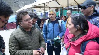 केदारनाथ यात्रा व्यवस्थाओं के निरीक्षण के दौरान यात्रियों से बातचीत करते डीएम विशाल मिश्रा। सूवि