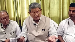 पूर्व मुख्यमंत्री हरीश रावत जानकारी देते हुए।