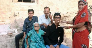 यूपी बोर्ड हाईस्कूल परीक्षा में जिले के टापर बेटे अभिषेक तिवारी का मुंह मीठा करातीं मां सुरभि तिवारी। जागरण