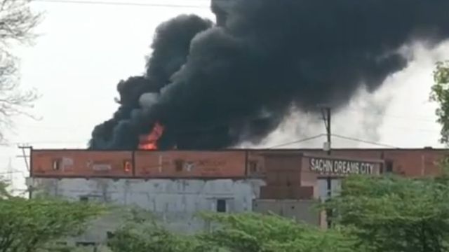 बंद कोल्ड स्टोरेज को ढहाते में भड़की आग, मची अफरातफरी, आगरा कानपुर हाईवे पर कई किमी तक धुएं का गुबार
