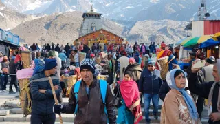 रुद्रप्रयाग स्थित केदारनाथ धाम में श्रद्धालुओं का तांता उमड़ा हुआ है। शुक्रवार को भी हजारों श्रद्धालु बाबा केदार के दर्शन को धाम पहुंचे। फोटो: साभार- सतीश. गैरोला, स्थानीय निवासी