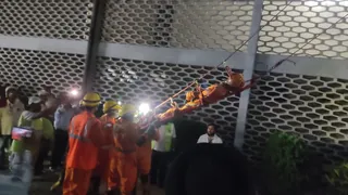 ब्लैकआउट के दौरान कुछ इस तरह किया गया लोगों को रेस्क्यू (जागरण फोटो)